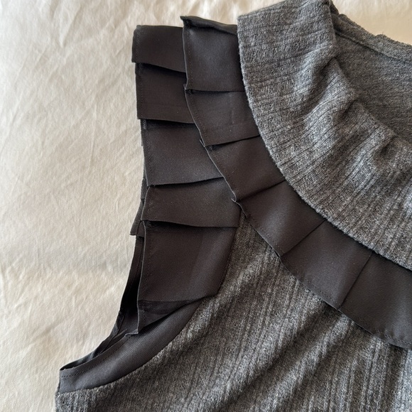 Cute grey ribbed sleeveless top with 4 jet button closure and black pleated edge - Picture 6 of 10